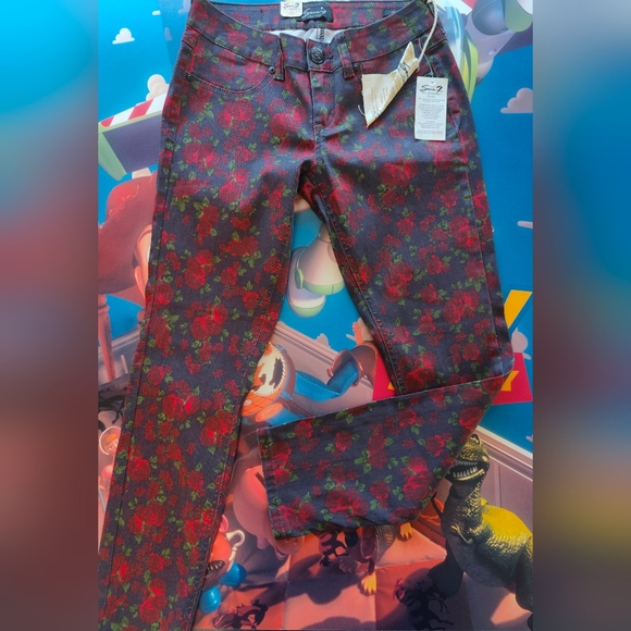 7 seven for all Making contour in Rogue roses🌹print skinny jeans Girls size 6P - Picture 4 of 5